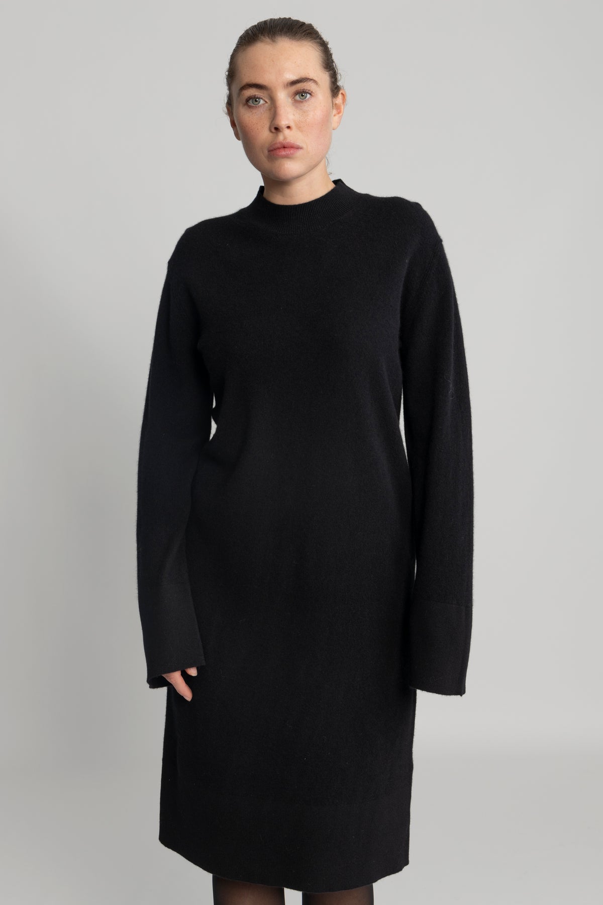 Yasemilie Ls Funnel Knit Dress - Svart