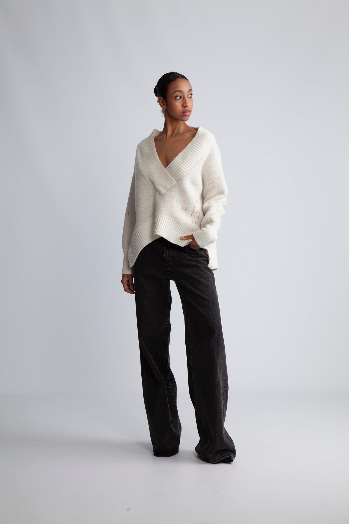 Fam V-Neck Sweater - White Alyssum