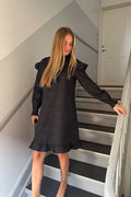 Reno Ruby Ruffle Dress - Svart