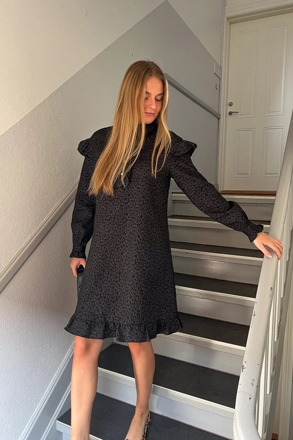 Reno Ruby Ruffle Dress - Svart