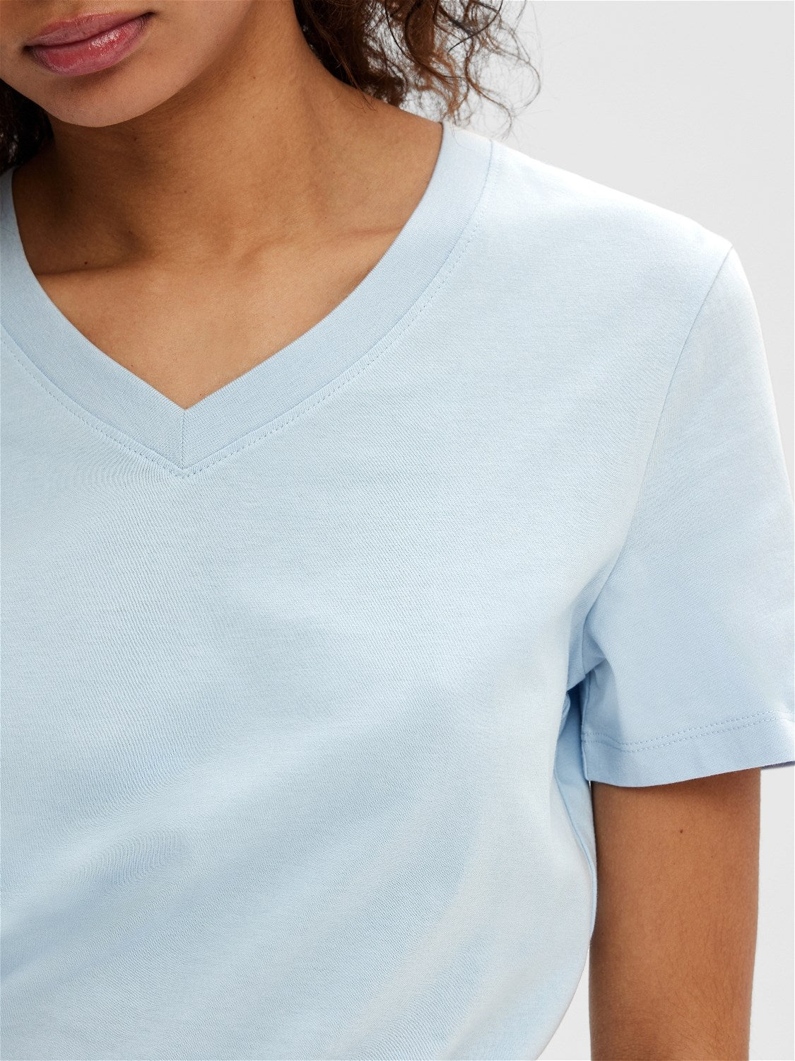Essential V-Neck T-shirt - Cashmere Blue