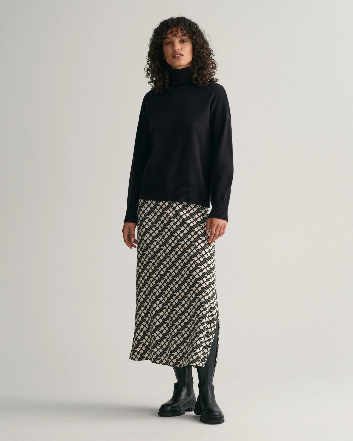 Superfine Lambswool Stand Collar - Black