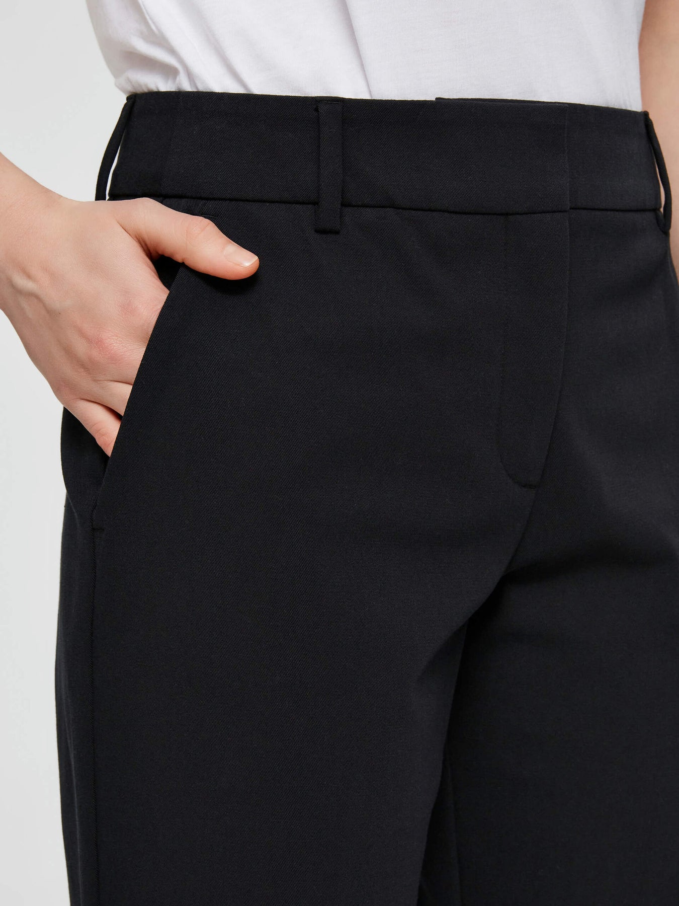 Ria MW Cropped Pant - Black
