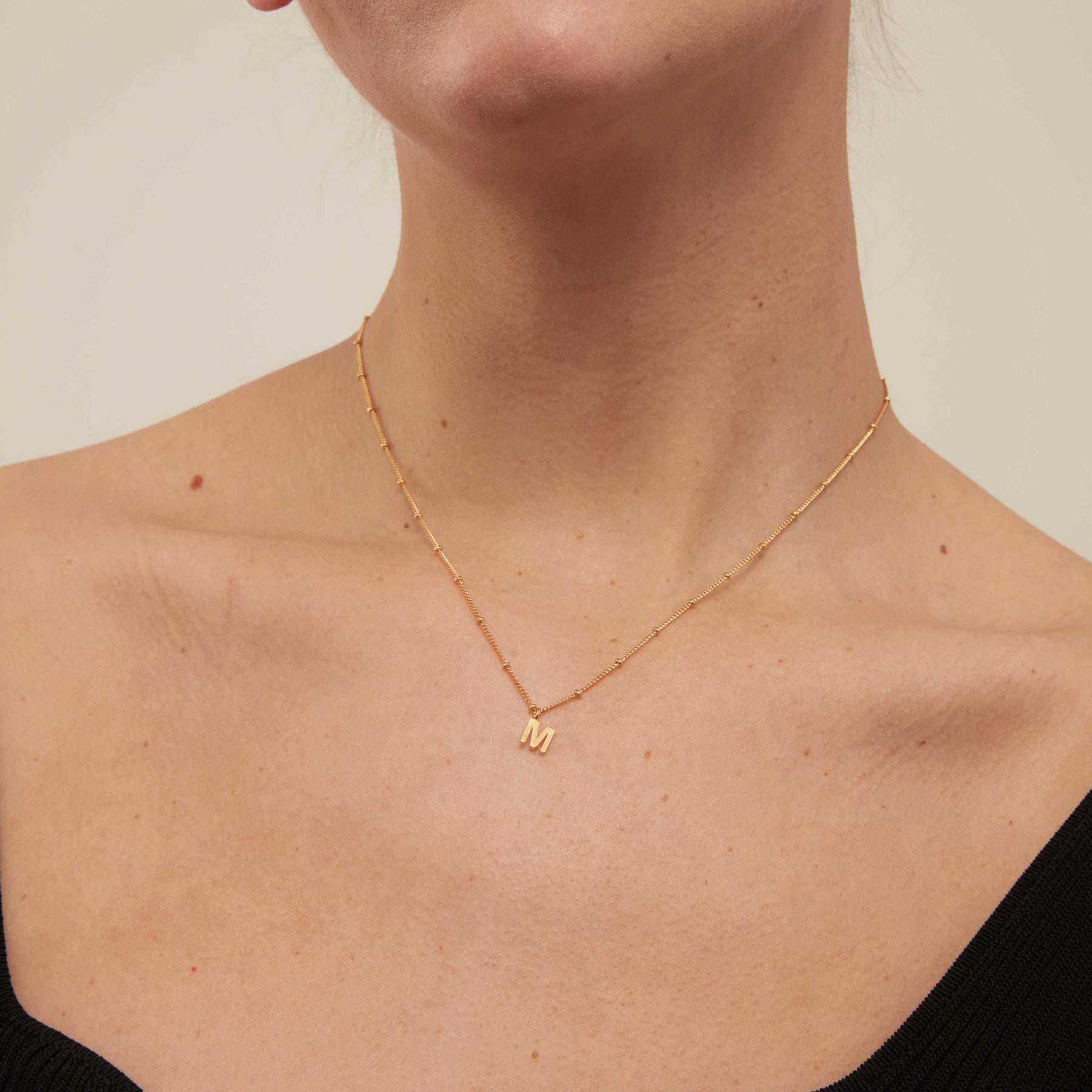 Initial M Satellite Chain Halsband - Pale Gold