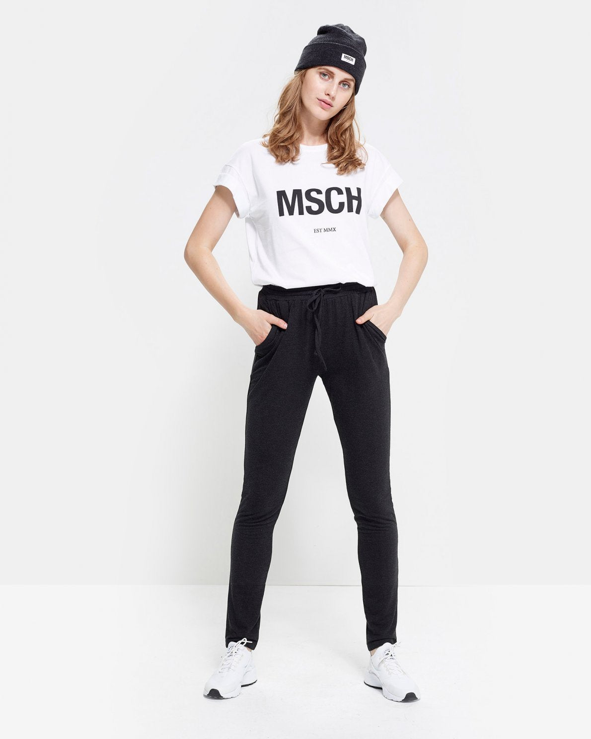 Alva Msch Est Tee - White/Black - Moss Copenhagen - T-skjorter & Topper - VILLOID.no