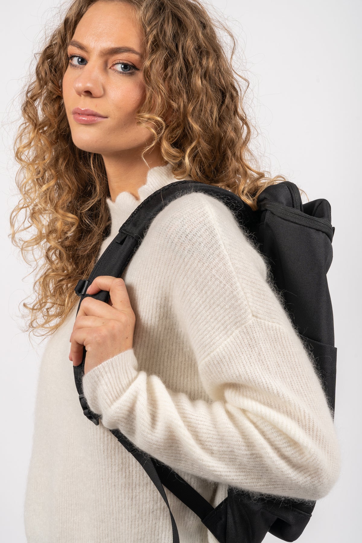 Sune - Black With Black Webbing
