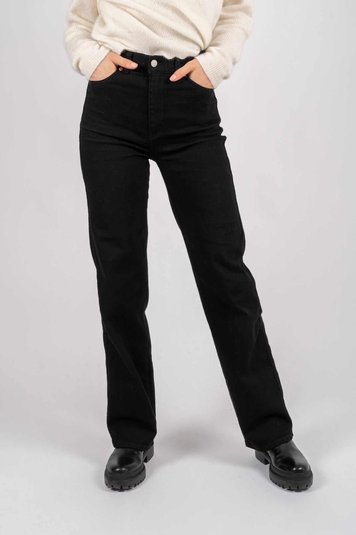 Moxy Straight - Solid Black