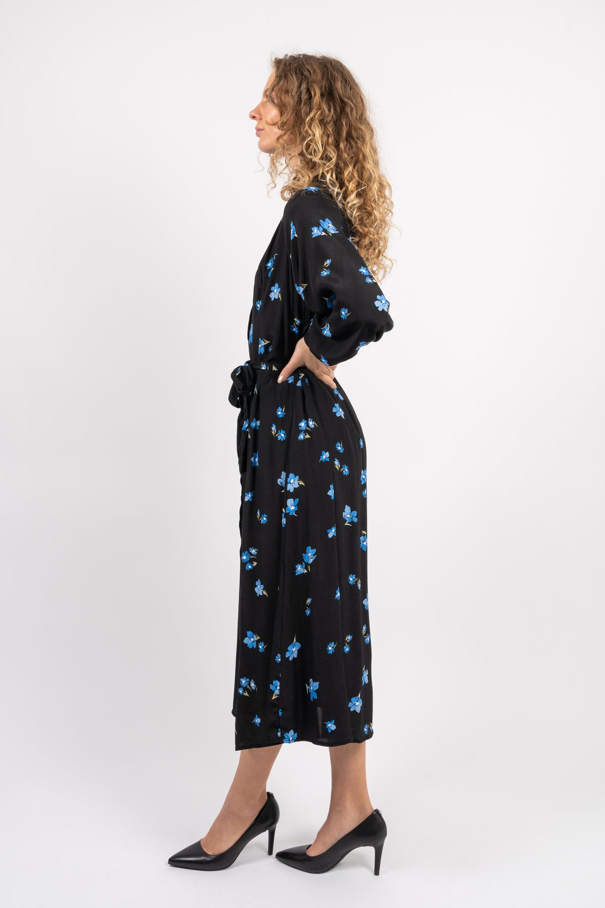 Walda Ls Aop Midi Dress - Black W/Blue Flower