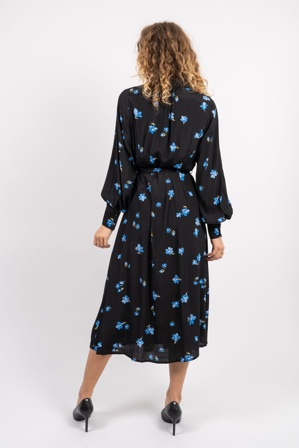 Walda Ls Aop Midi Dress - Black W/Blue Flower
