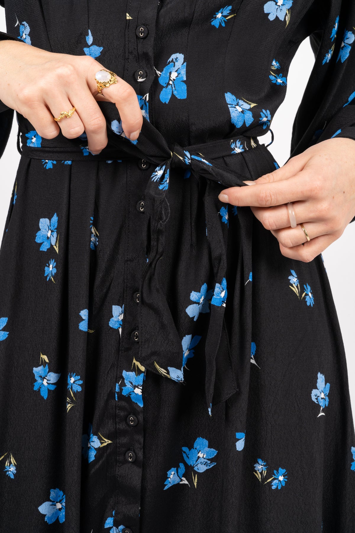 Walda Ls Aop Midi Dress - Black W/Blue Flower
