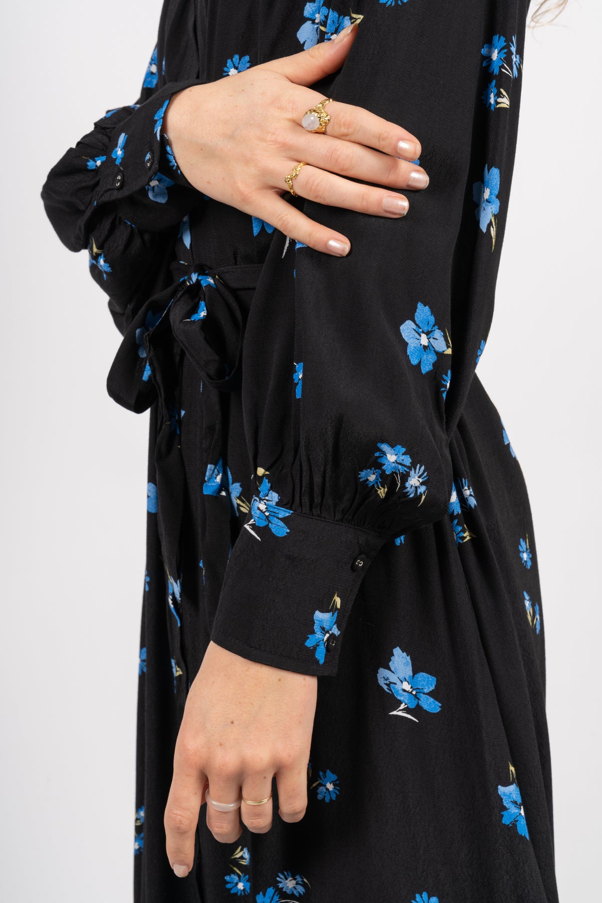 Walda Ls Aop Midi Dress - Black W/Blue Flower