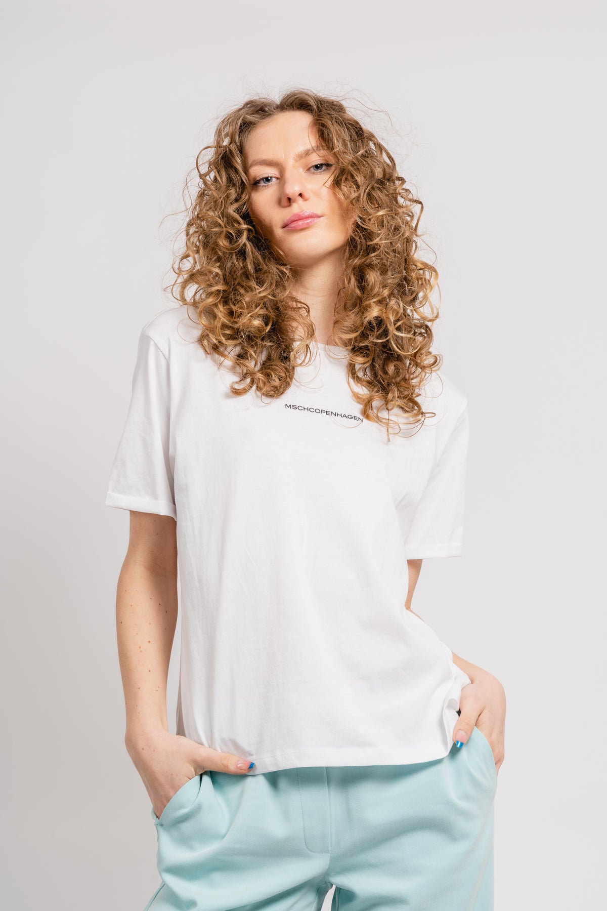 Terina Organic Small Logo Tee - Vit/Svart