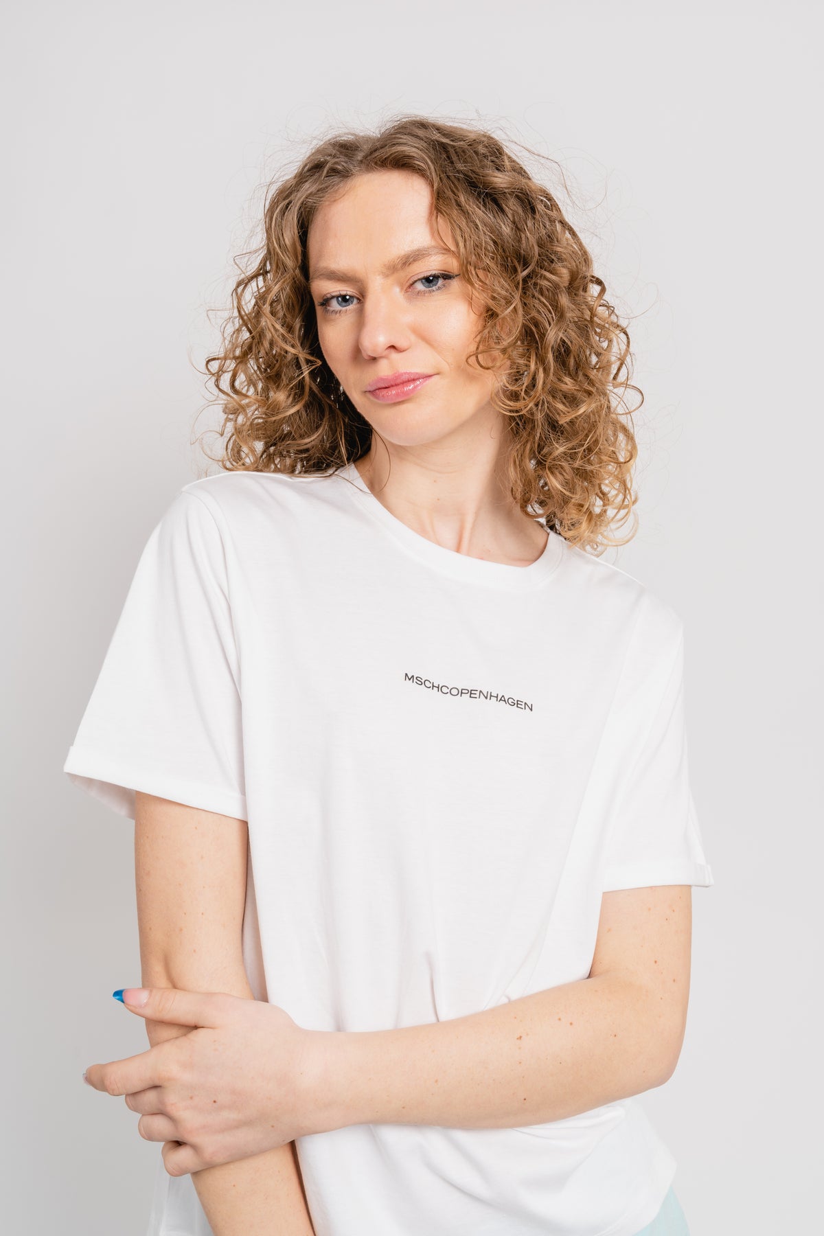 Terina Organic Small Logo Tee - Vit/Svart