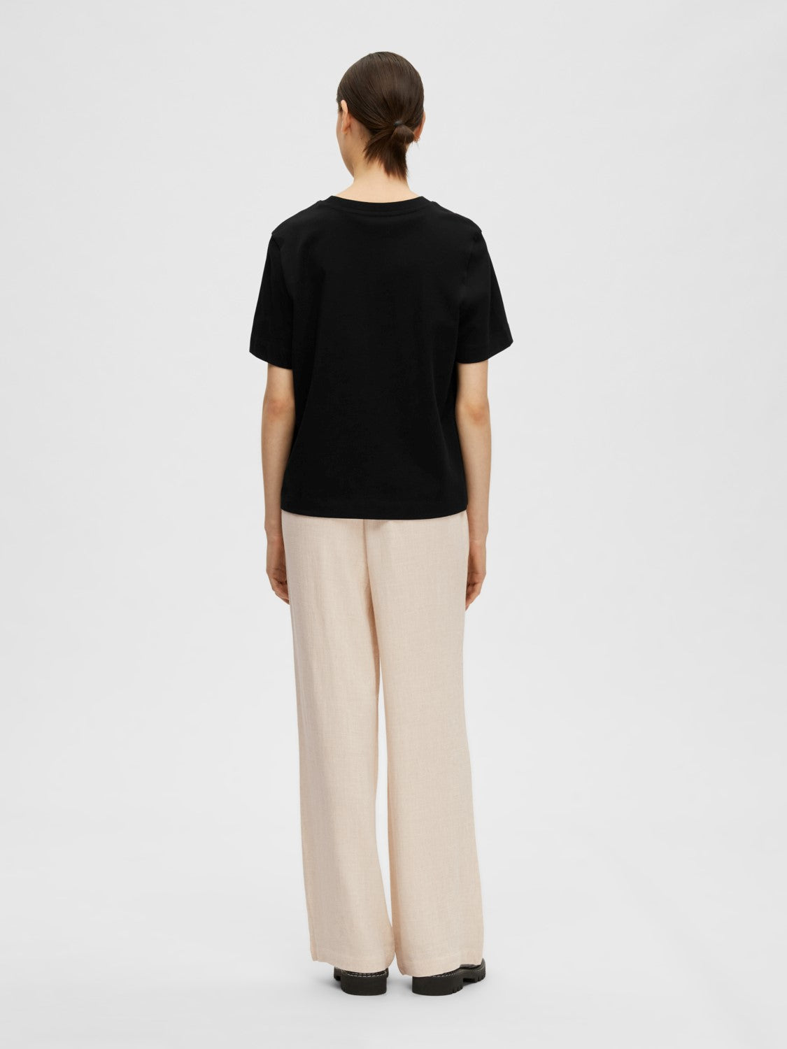Essential SS Boxy Tee - Svart