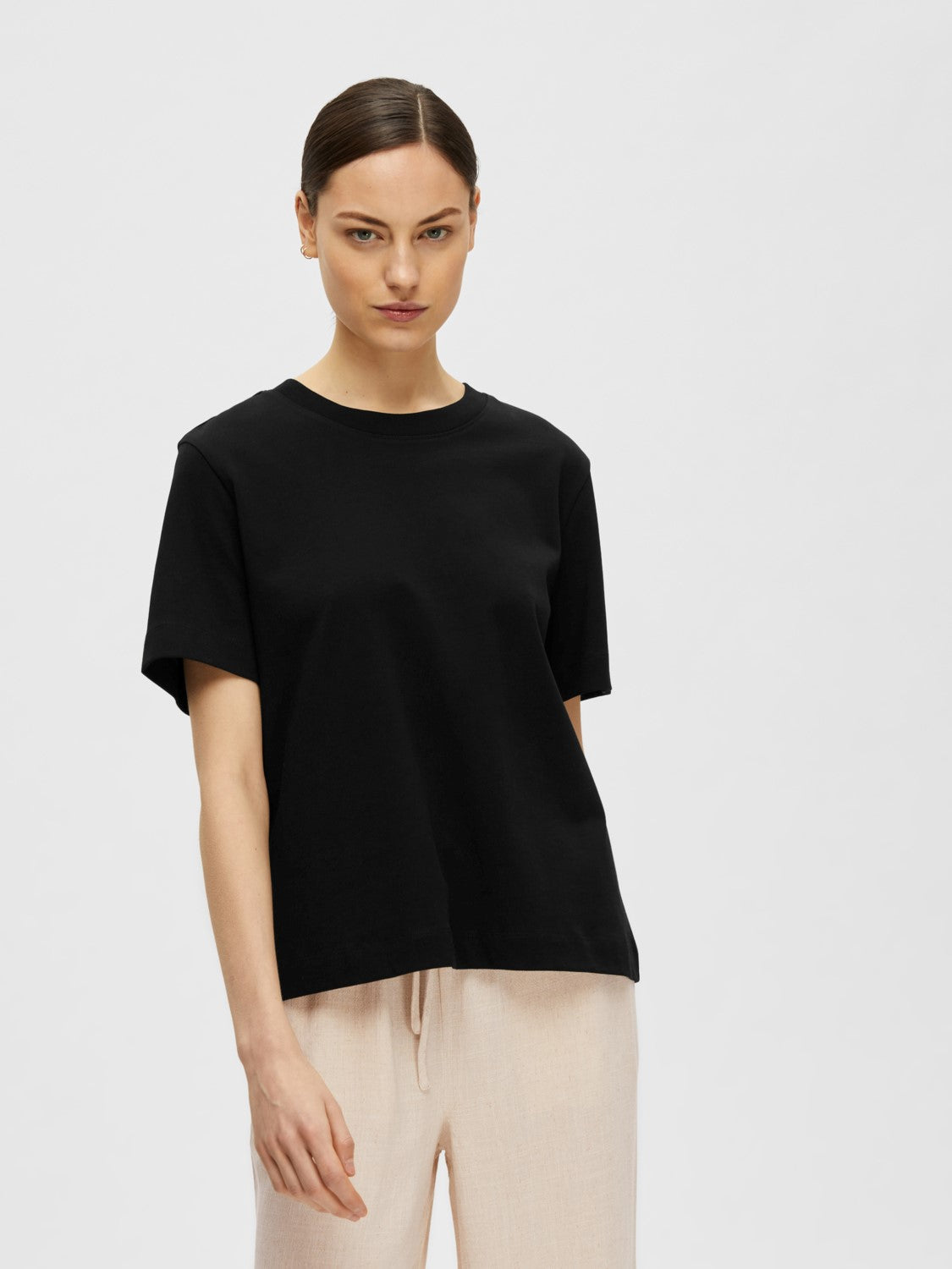 Essential SS Boxy Tee - Svart
