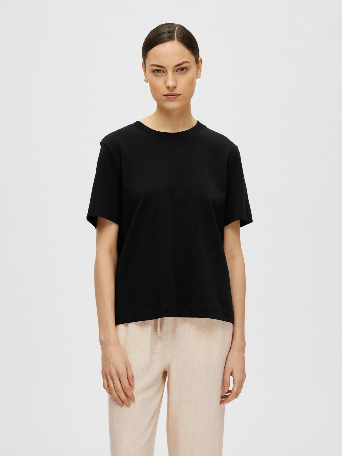 Essential SS Boxy Tee - Svart