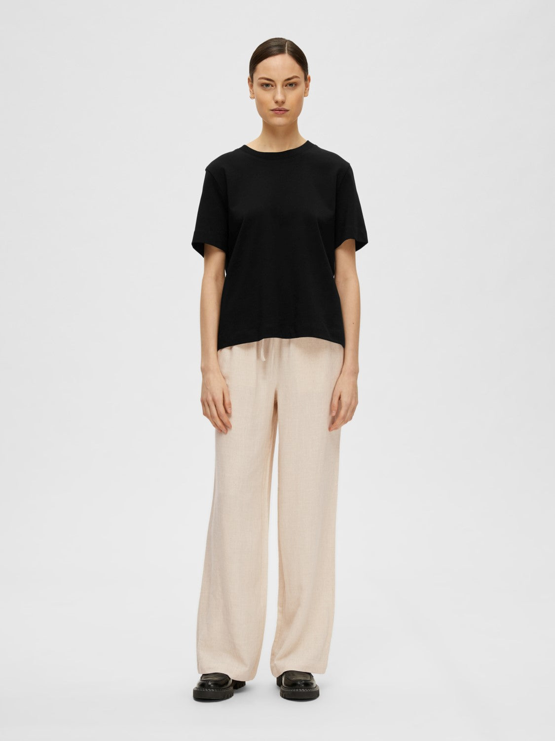 Essential SS Boxy Tee - Svart